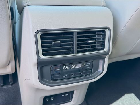 Used 2024 Volkswagen Atlas SE w/ Panoramic Sunroof Package FWD image 23