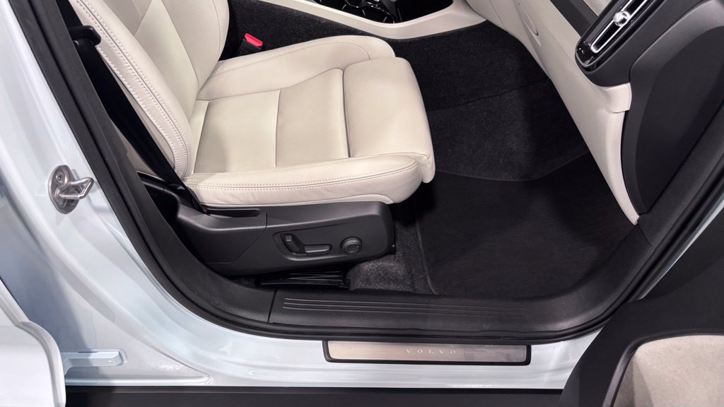 Certified 2026 Volvo XC40 B5 Plus AWD/4WD image 18