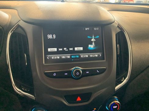 Used 2017 Chevrolet Cruze LT image 18