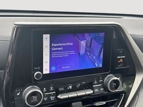 Used 2023 Toyota Highlander XLE FWD image 11