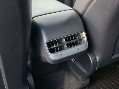 Used 2022 Tesla Model Y Long Range AWD/4WD image 34