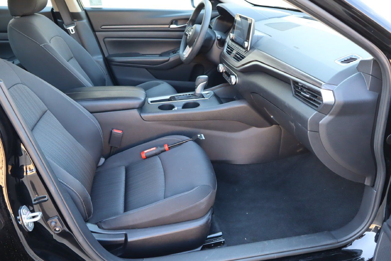 Used 2025 Nissan Altima 2.5 SV FWD image 16