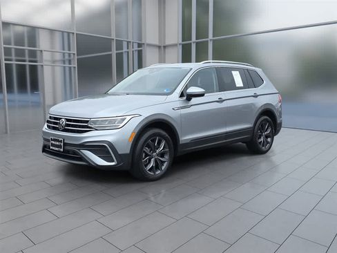 Used 2023 Volkswagen Tiguan SE w/ Panoramic Sunroof Package AWD/4WD image 5