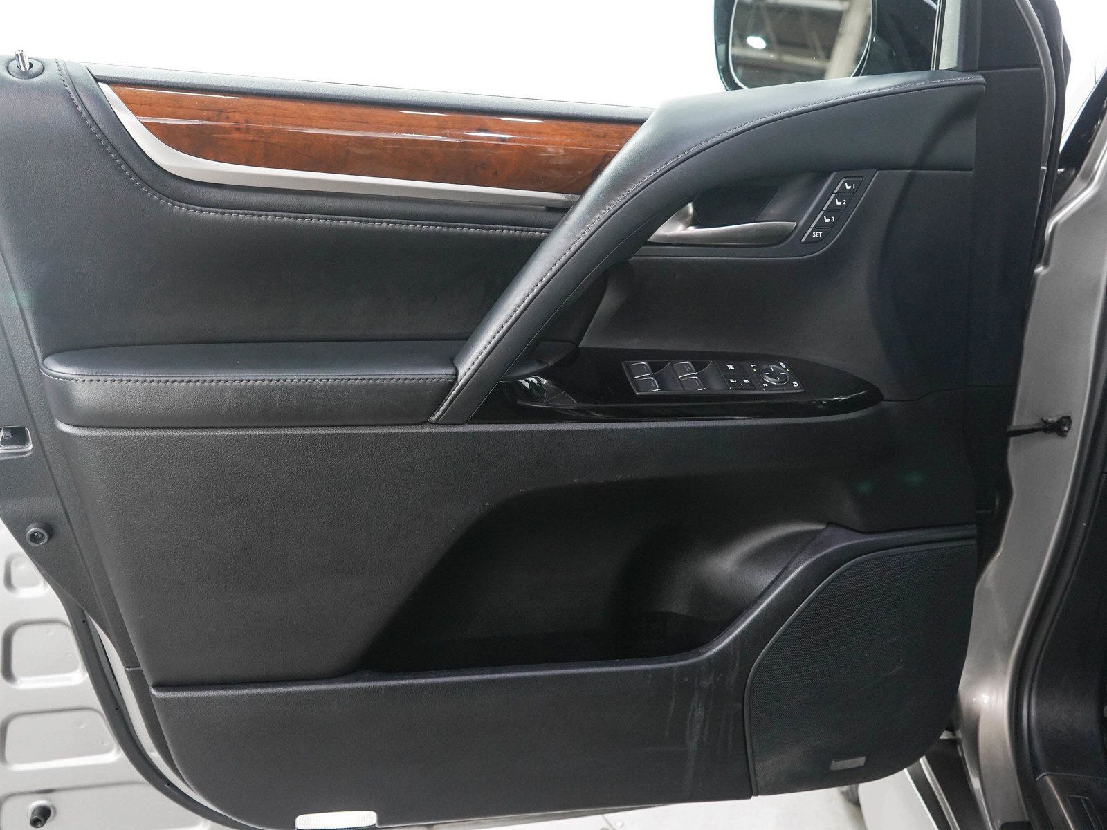 Used 2018 Lexus LX 570 4WD w/ Luxury Package image 25