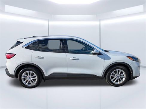 Used 2020 Ford Escape SE image 3