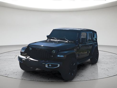 Used 2020 Jeep Wrangler Unlimited Sahara w/ Dual Top Group AWD/4WD image 7