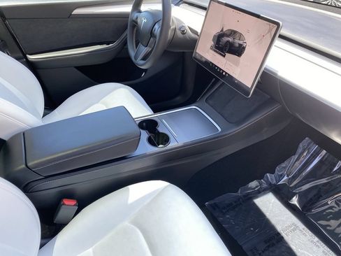 Used 2024 Tesla Model Y Long Range AWD/4WD image 9