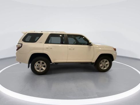Used 2017 Toyota 4Runner SR5 AWD/4WD image 9