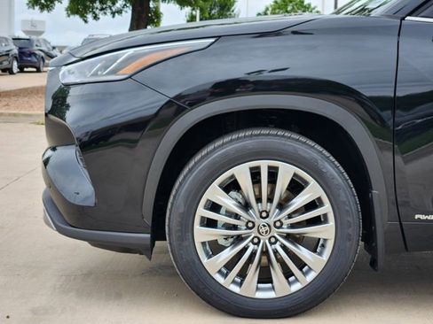 New 2026 Toyota Highlander Platinum AWD/4WD image 6