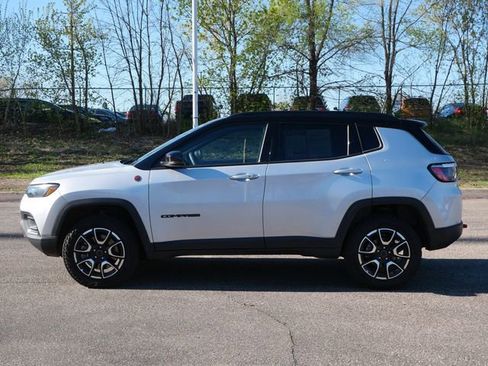 Used 2025 Jeep Compass Trailhawk AWD/4WD image 3
