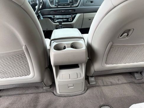 Used 2018 Kia Sedona L FWD image 20
