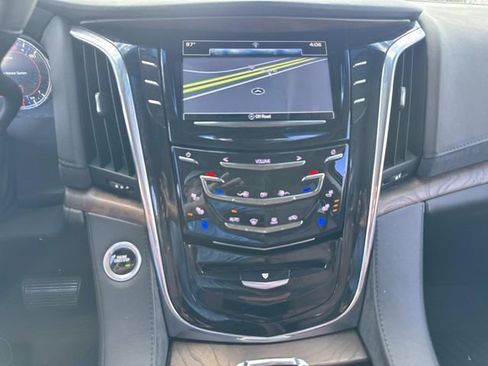 Used 2017 Cadillac Escalade Luxury image 27