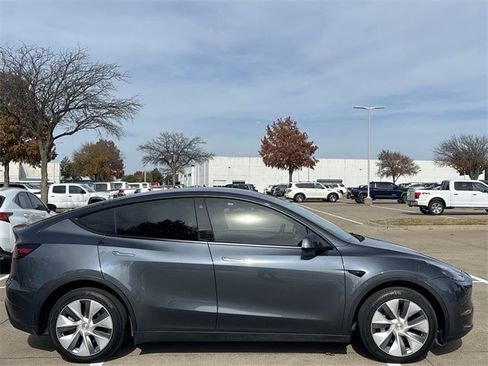 Used 2023 Tesla Model Y Long Range image 3