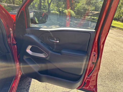 Used 2025 Nissan Frontier SV image 13
