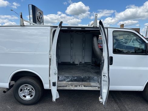 Used 2018 Chevrolet Express 2500 image 18