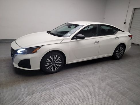 Used 2025 Nissan Altima 2.5 SV FWD image 2