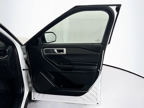 Used 2020 Ford Explorer XLT image 34