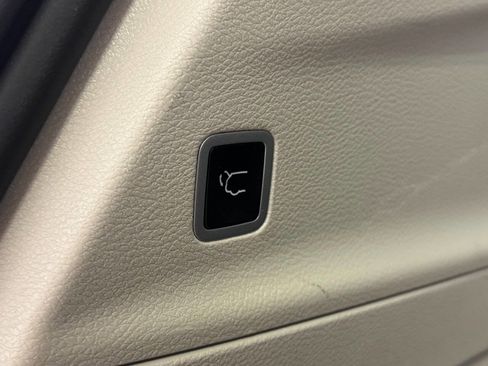 Used 2024 Chrysler Pacifica Touring-L FWD image 16
