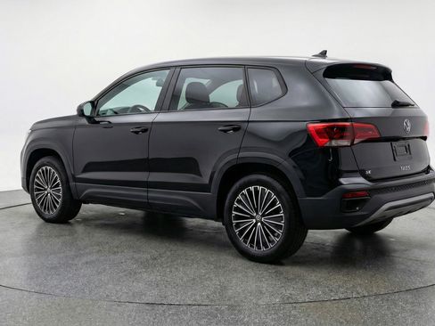 Used 2025 Volkswagen Taos SE image 6