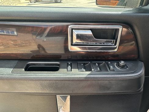 Used 2017 Lincoln Navigator Reserve RWD image 16
