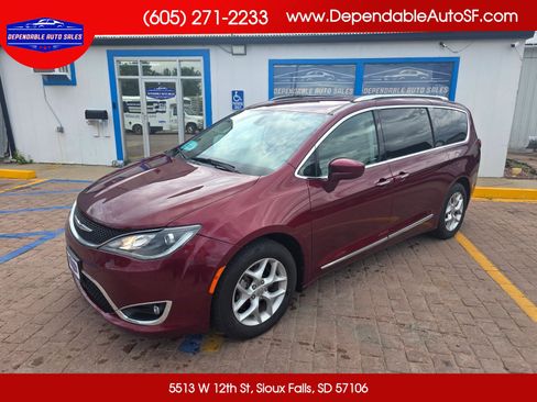 Used 2019 Chrysler Pacifica Touring-L w/ Tire & Wheel Group FWD image 1