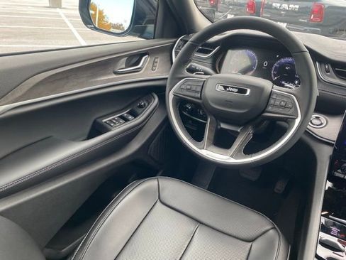 New 2025 Jeep Grand Cherokee Limited w/ Luxury Tech Group II image 36