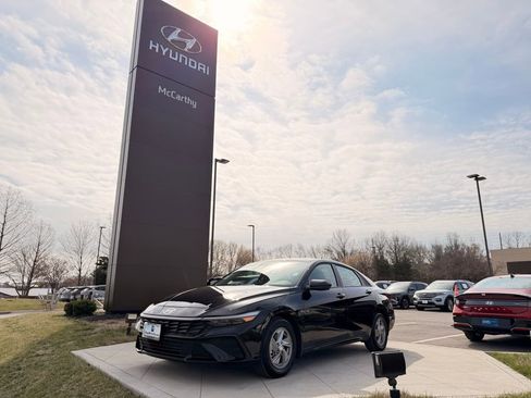 Used 2025 Hyundai Elantra SE FWD image 1