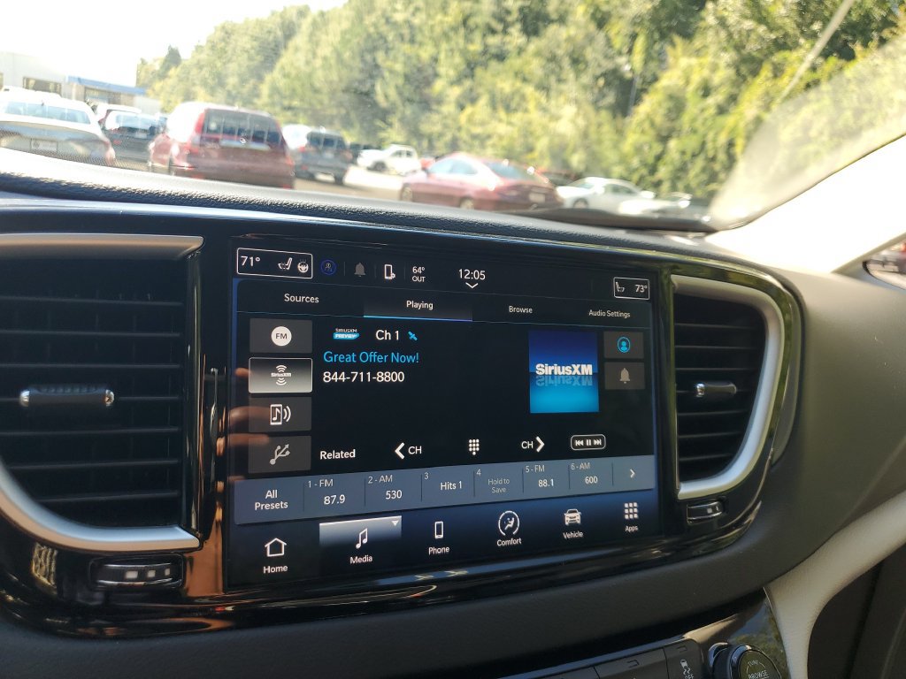 Used 2023 Chrysler Pacifica Touring-L FWD image 21