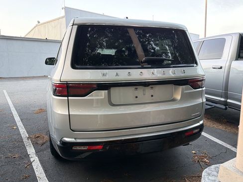 Used 2024 Jeep Wagoneer Series II w/ Flexible Seating Group RWD image 5