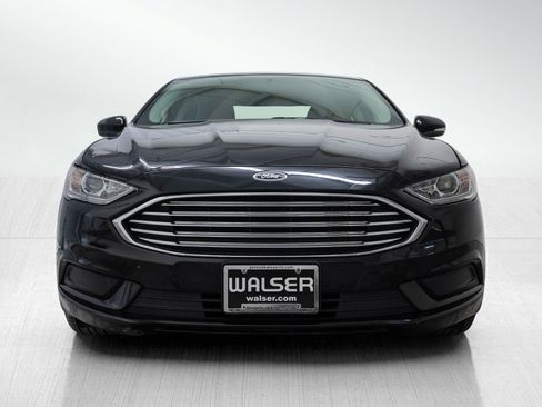 Used 2017 Ford Fusion SE w/ Fusion SE Technology Package image 2