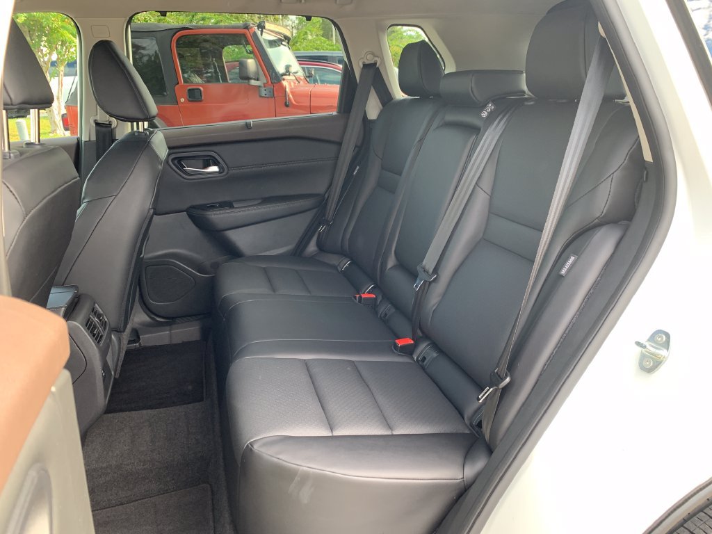 Used 2023 Nissan Rogue SV w/ SV Premium B Package FWD image 11