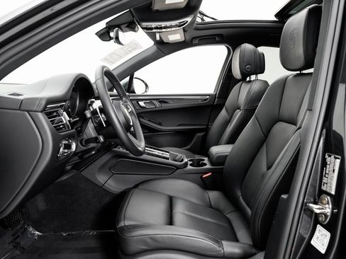 Used 2025 Porsche Macan image 6