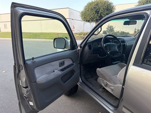 Used 2002 Toyota 4Runner SR5 w/ Upgrade Value Pkg 2 AWD/4WD image 14