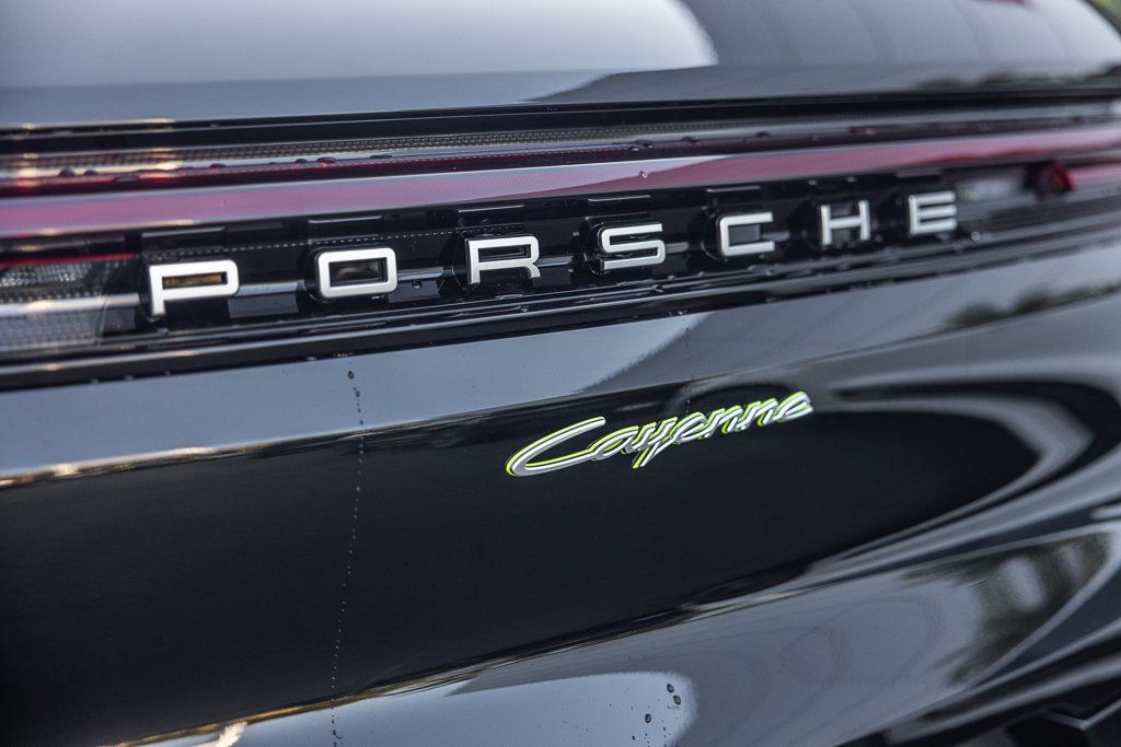 Certified 2025 Porsche Cayenne E-Hybrid AWD/4WD image 28