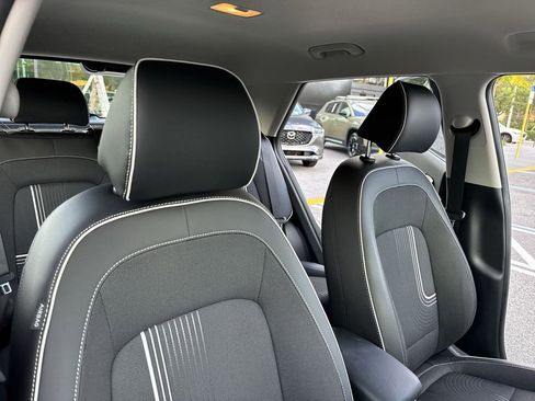 Used 2024 Hyundai Venue Limited image 46