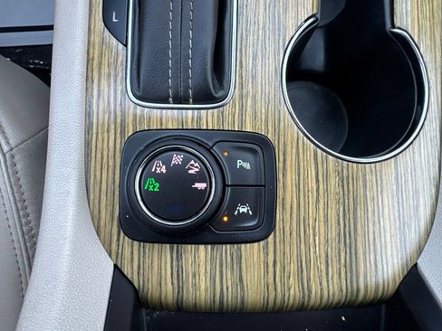 Used 2019 GMC Acadia Denali w/ Technology Package AWD/4WD image 32
