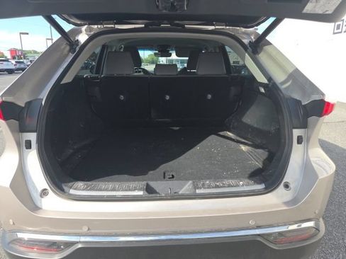 Used 2022 Toyota Venza XLE AWD/4WD image 12
