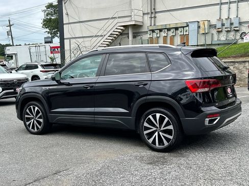 Used 2022 Volkswagen Taos SE w/ Panoramic Sunroof Package FWD image 4