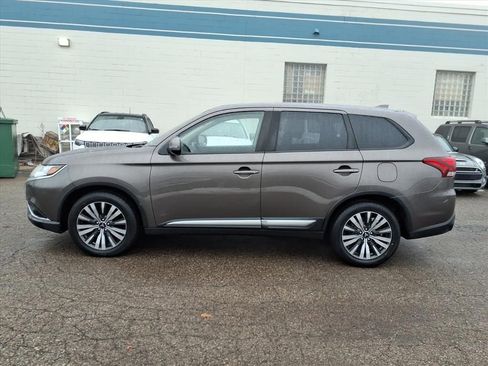 Used 2019 Mitsubishi Outlander FWD image 2