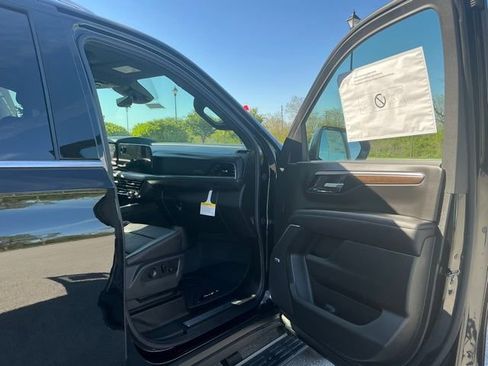 New 2026 Chevrolet Suburban High Country AWD/4WD image 17