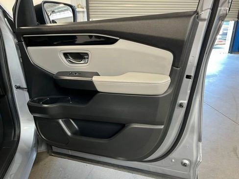 Used 2023 Honda Pilot Touring image 12