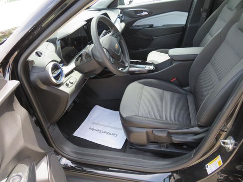 Used 2025 Chevrolet Trax LT FWD image 3