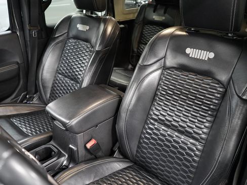Used 2019 Jeep Wrangler Unlimited Sahara AWD/4WD image 12