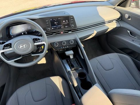 Certified 2025 Hyundai Elantra SE FWD image 25