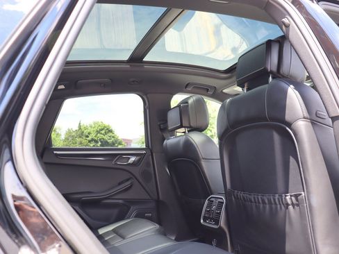 Used 2017 Porsche Macan AWD/4WD image 18