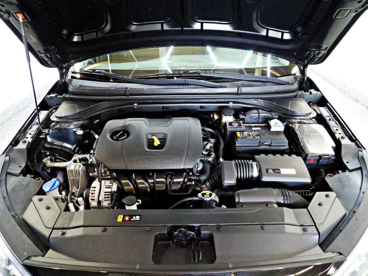Used 2019 Hyundai Elantra SE w/ Cargo Package FWD image 4