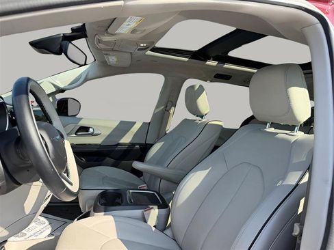 Used 2018 Chrysler Pacifica Limited w/ Advanced Safetytec Group FWD image 19