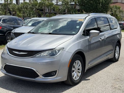 Used 2019 Chrysler Pacifica Touring-L FWD image 9