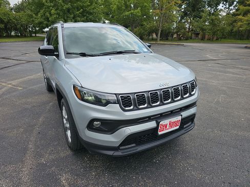 Used 2024 Jeep Compass Latitude AWD/4WD image 8