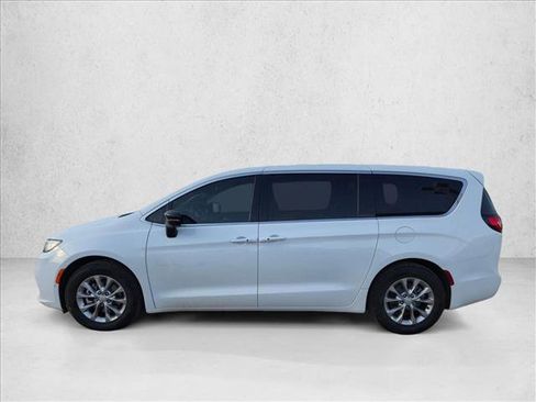 New 2026 Chrysler Pacifica Limited image 5